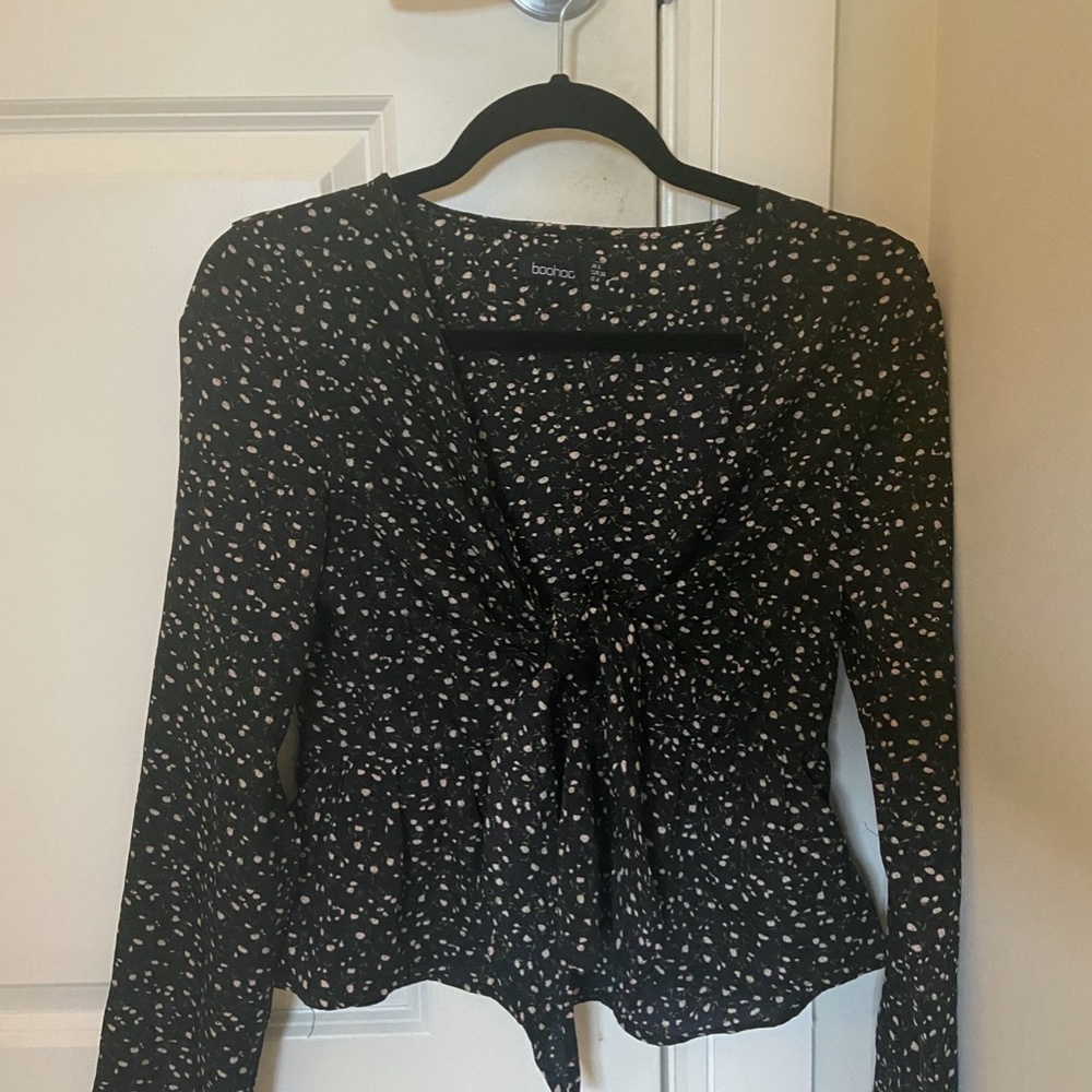 BOGO Boohoo Ditsy Floral Tie Front Black - Picture 4 of 5